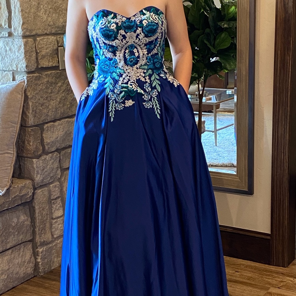 Brand New, Never Worn Gorgeous Formal